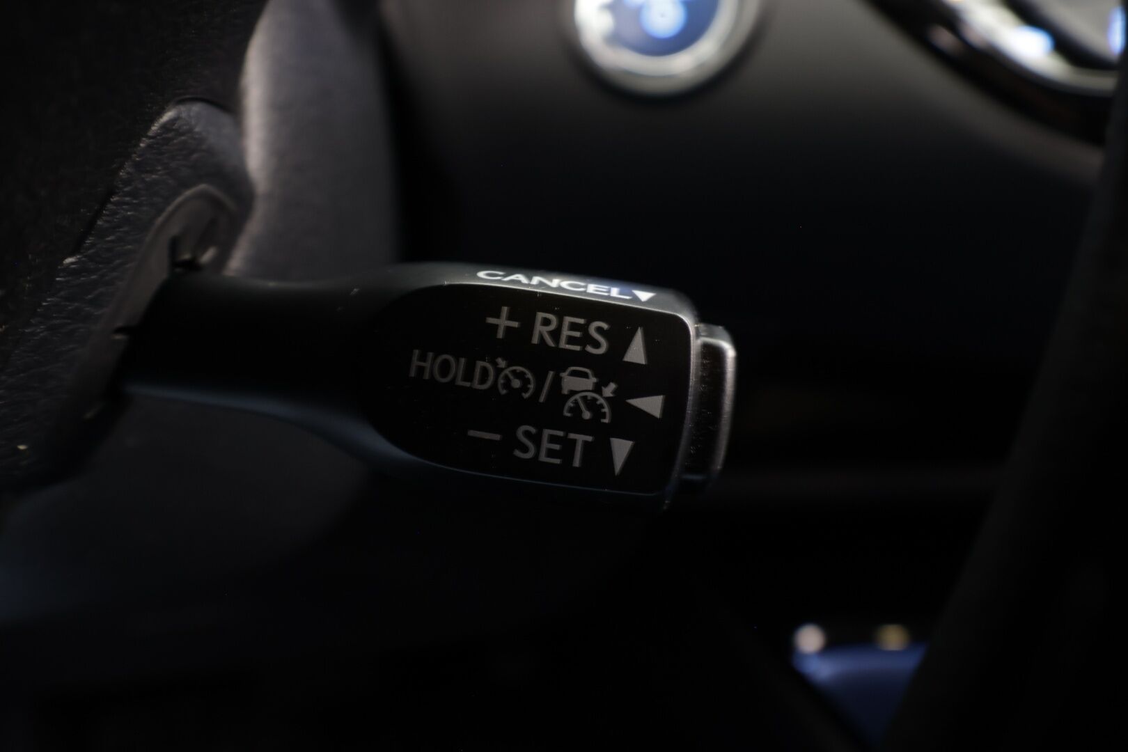 Toyota C-HR 2023 1,8 Hybrid Intense Edition * ACC / P.kamera / LED / Navi / Koukku / KeylessGo / Puolinahat * - Kahdet renkaat aluvanteilla / Merkkihuollettu - HULLUT BLACKWEEK JATKOT - KORKOTARJOUS 2,49%