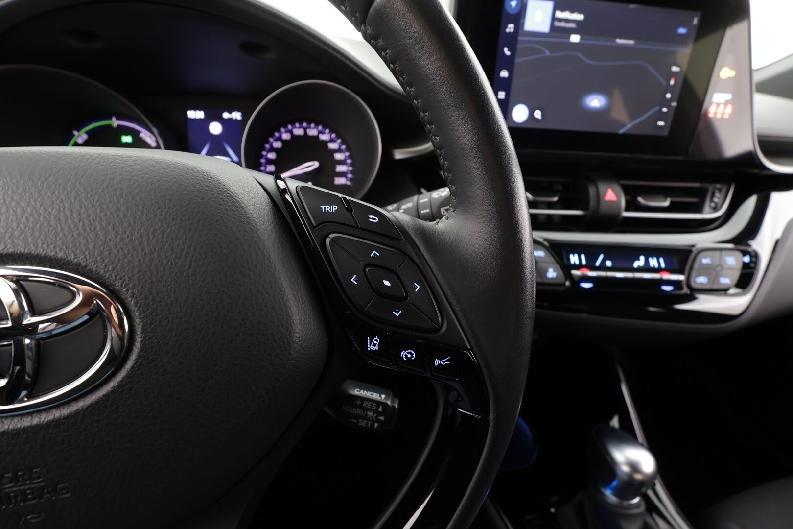 Toyota C-HR 2023 1,8 Hybrid Intense Edition * ACC / P.kamera / LED / Navi / Koukku / KeylessGo / Puolinahat * - Kahdet renkaat aluvanteilla / Merkkihuollettu - HULLUT BLACKWEEK JATKOT - KORKOTARJOUS 2,49%