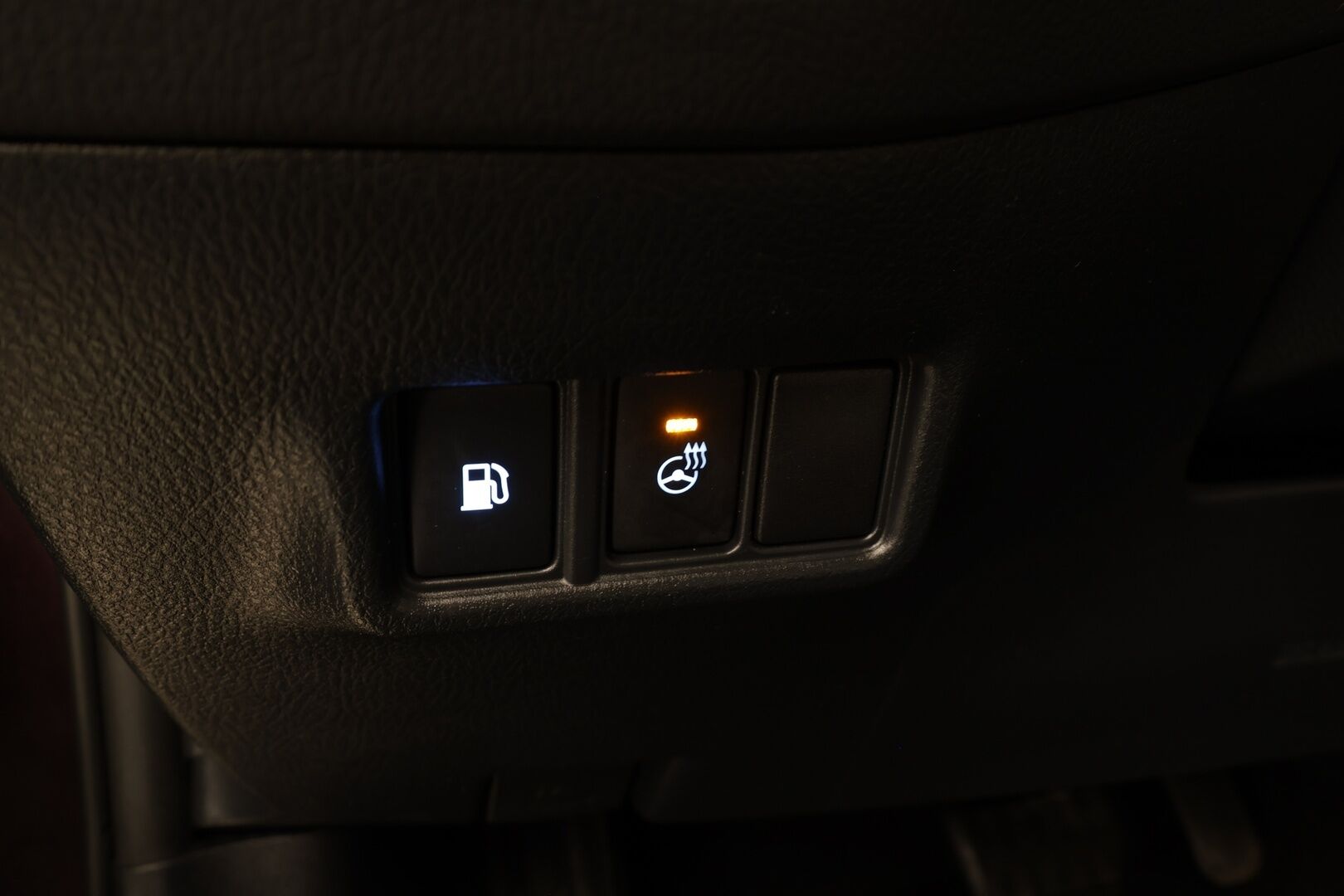 Toyota C-HR 2023 1,8 Hybrid Intense Edition * ACC / P.kamera / LED / Navi / Koukku / KeylessGo / Puolinahat * - Kahdet renkaat aluvanteilla / Merkkihuollettu - HULLUT BLACKWEEK JATKOT - KORKOTARJOUS 2,49%