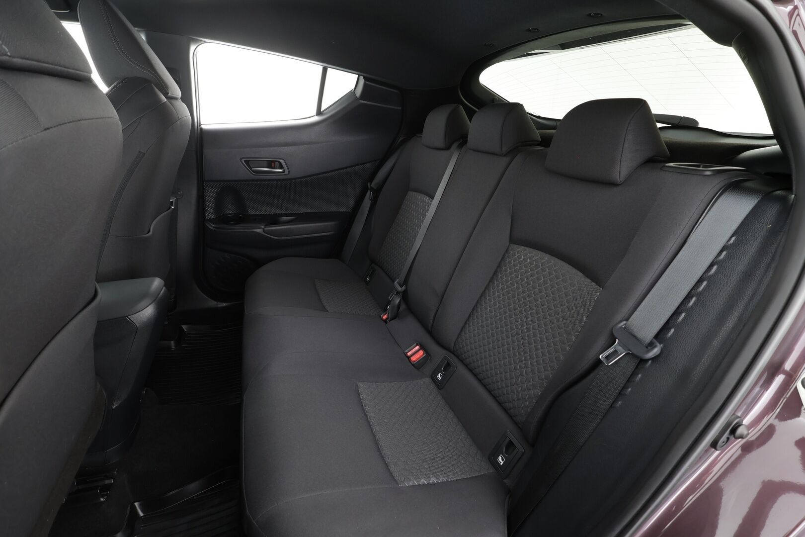 Toyota C-HR 2023 1,8 Hybrid Intense Edition * ACC / P.kamera / LED / Navi / Koukku / KeylessGo / Puolinahat * - Kahdet renkaat aluvanteilla / Merkkihuollettu - HULLUT BLACKWEEK JATKOT - KORKOTARJOUS 2,49%