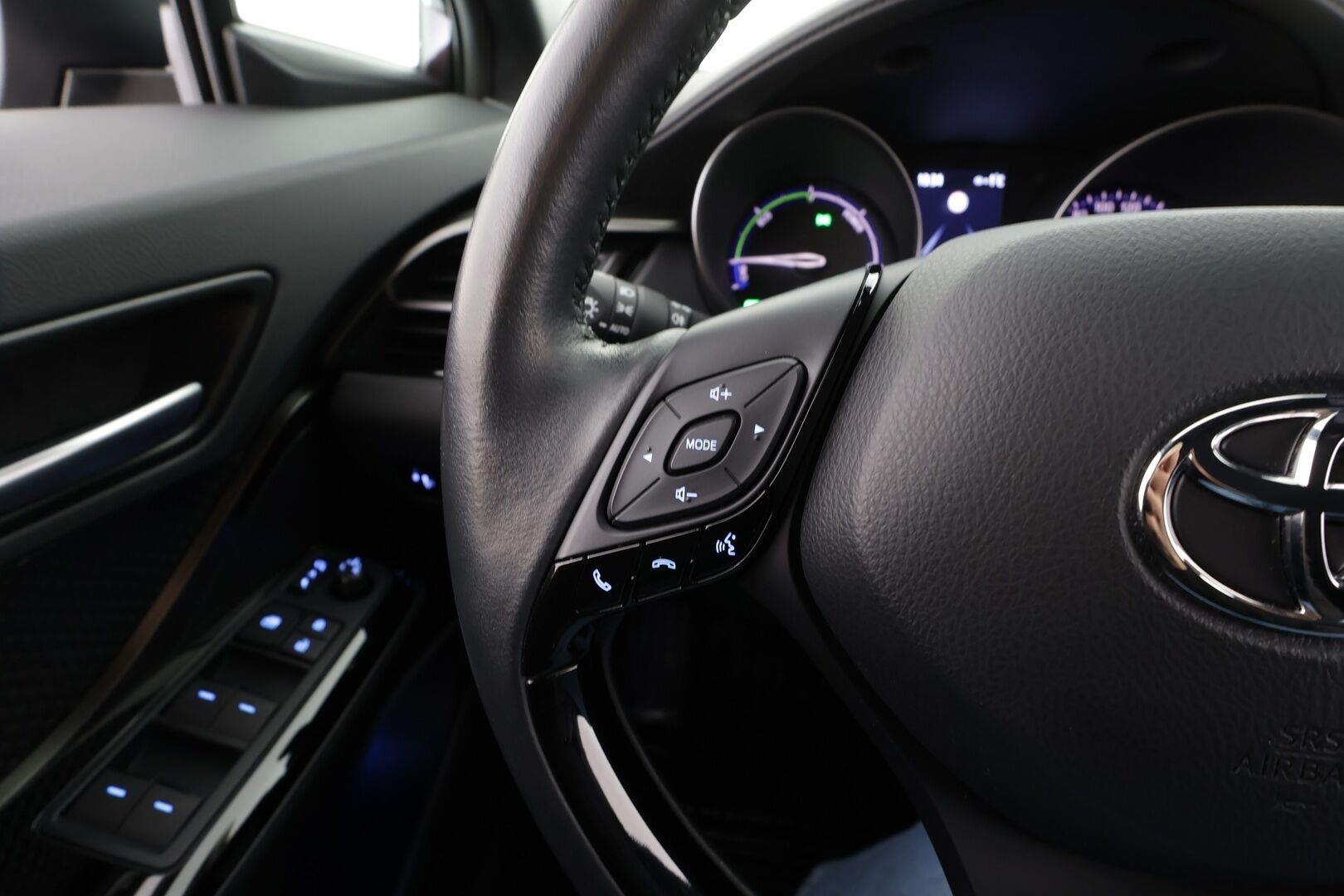 Toyota C-HR 2023 1,8 Hybrid Intense Edition * ACC / P.kamera / LED / Navi / Koukku / KeylessGo / Puolinahat * - Kahdet renkaat aluvanteilla / Merkkihuollettu - HULLUT BLACKWEEK JATKOT - KORKOTARJOUS 2,49%