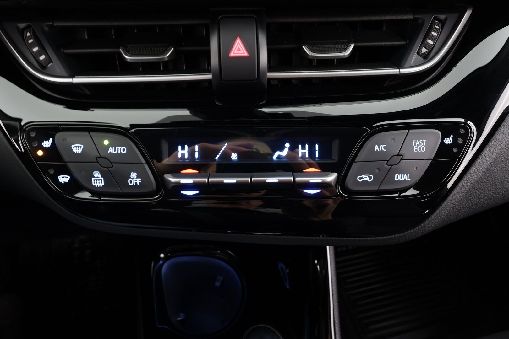 Toyota C-HR 2023 1,8 Hybrid Intense Edition * ACC / P.kamera / LED / Navi / Koukku / KeylessGo / Puolinahat * - Kahdet renkaat aluvanteilla / Merkkihuollettu - HULLUT BLACKWEEK JATKOT - KORKOTARJOUS 2,49%