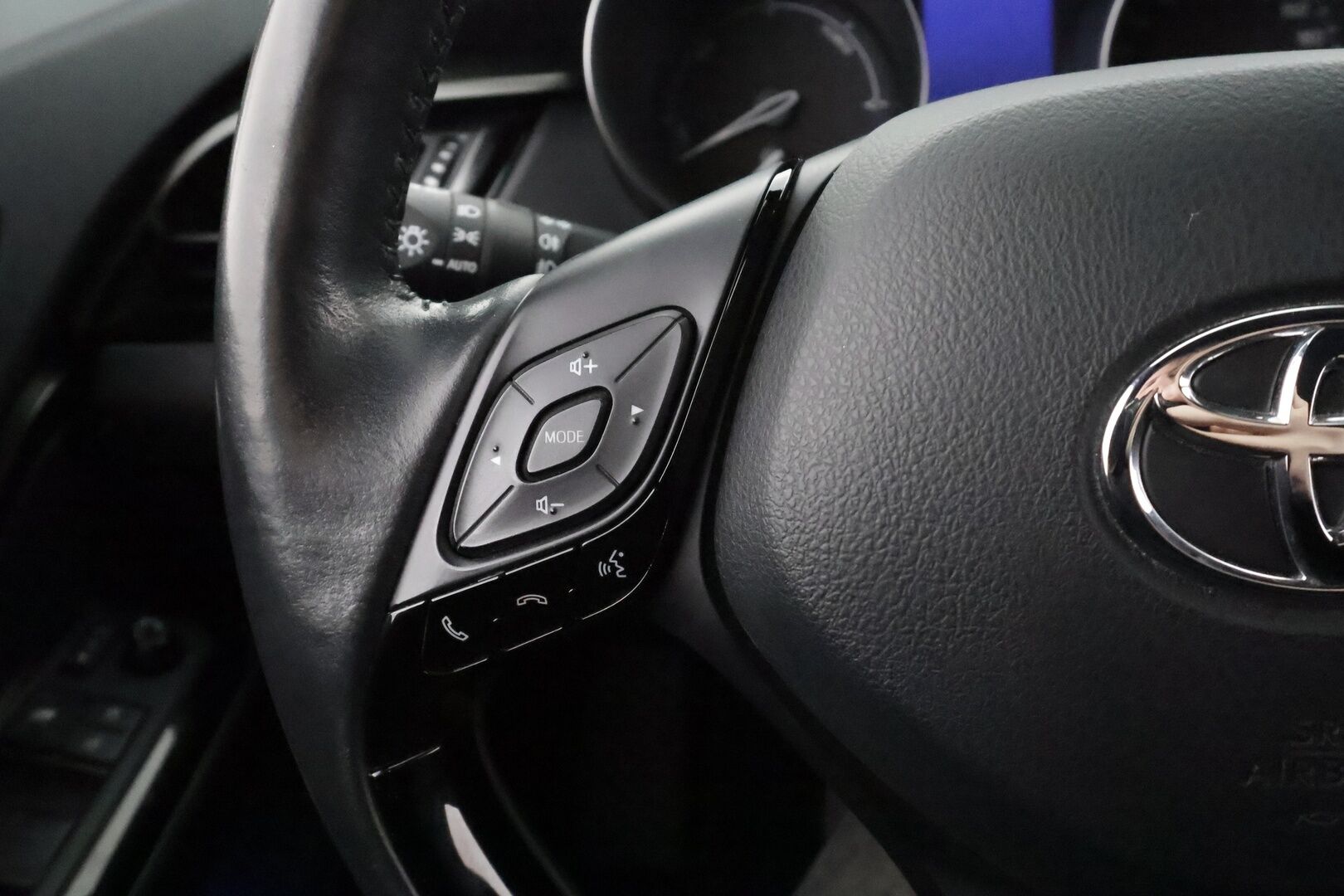 Toyota C-HR 2022 2,0 Hybrid Intense Edition * Koukku / ACC / LED / P.kamera / Kaistavahti / Navi / Keyless * - Suomi-auto / Kahdet renkaat / Merkkihuollot