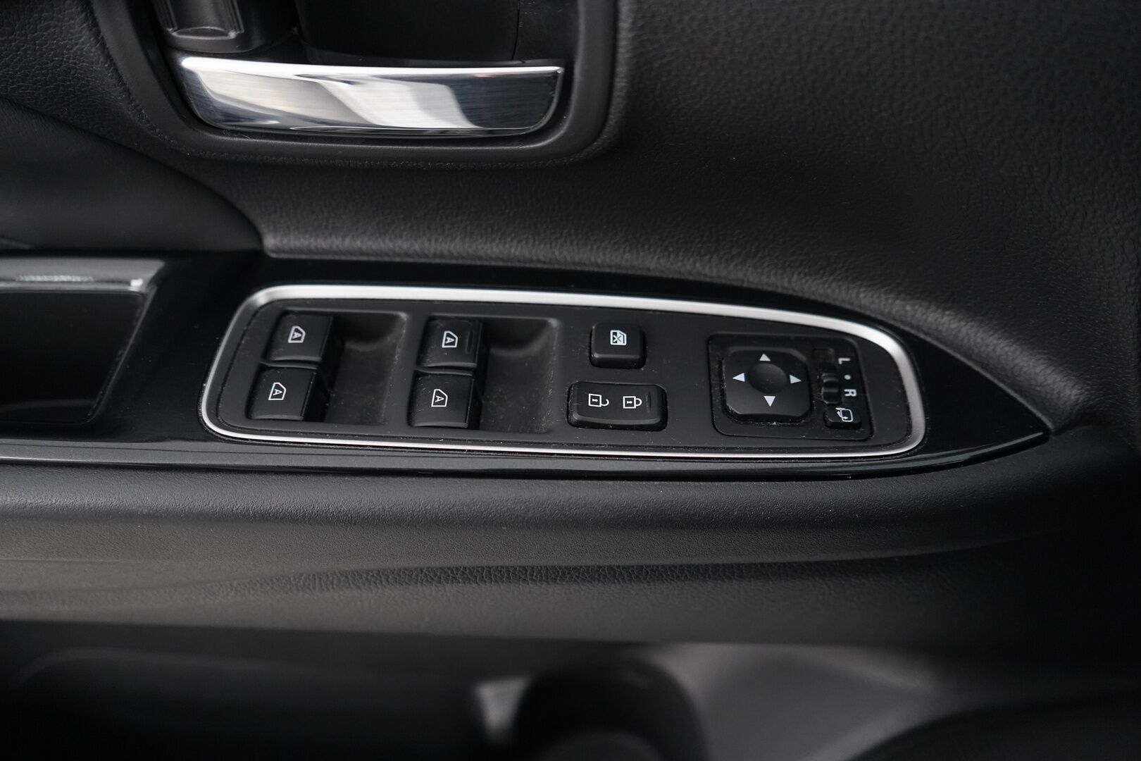 Mitsubishi Outlander PHEV 2019 Instyle Business 4WD 5P - Adapt.Vakkari / Koukku / Lisälämmitin / Puolinahat / Led-valot / Merkkihuollot