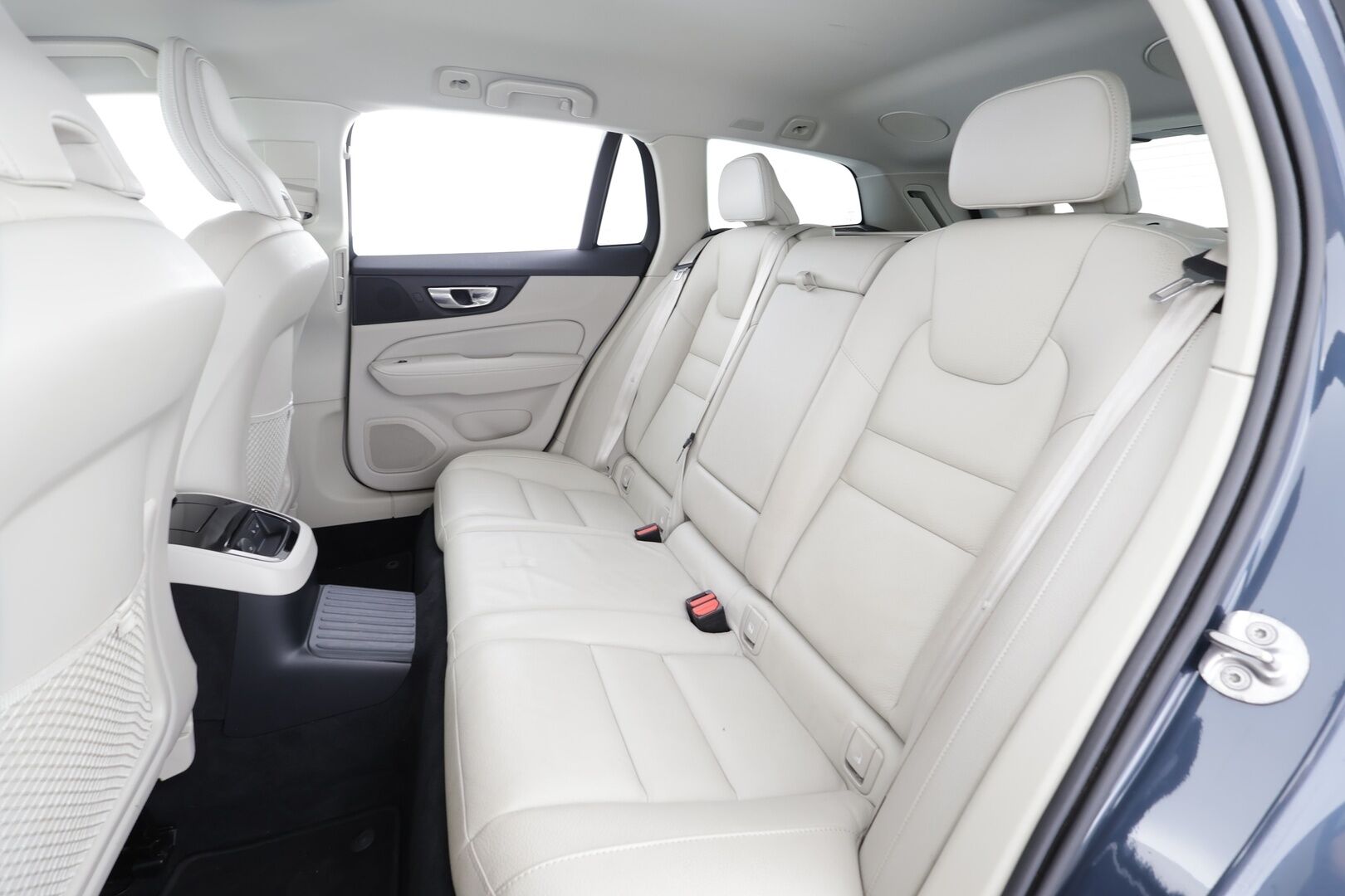 Volvo V60 2023 T6 AWD Long Range Plus Bright aut - | ACC | Koukku | H/K | Full-LED | Muistipenkit | P.Kamera | Keyless | Sporttinahat | Apple&Android | 1.Om suomi-auto | Vaalea nahkasisusta | Kahdet Renkaat |
