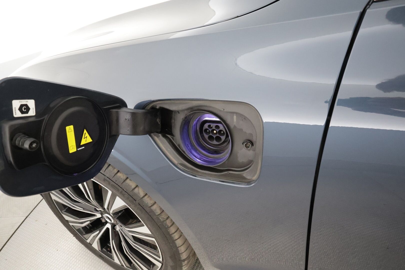 Volvo V60 2023 T6 AWD Long Range Plus Bright aut - | ACC | Koukku | H/K | Full-LED | Muistipenkit | P.Kamera | Keyless | Sporttinahat | Apple&Android | 1.Om suomi-auto | Vaalea nahkasisusta | Kahdet Renkaat |