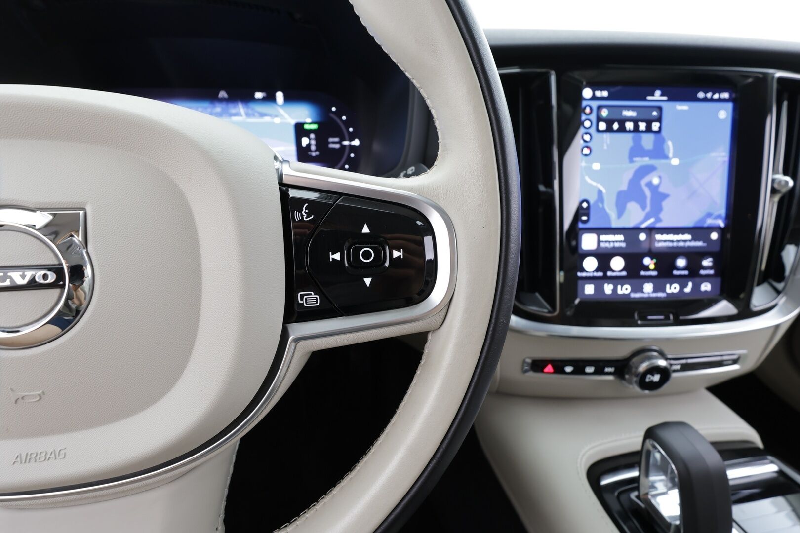 Volvo V60 2023 T6 AWD Long Range Plus Bright aut - | ACC | Koukku | H/K | Full-LED | Muistipenkit | P.Kamera | Keyless | Sporttinahat | Apple&Android | 1.Om suomi-auto | Vaalea nahkasisusta | Kahdet Renkaat |