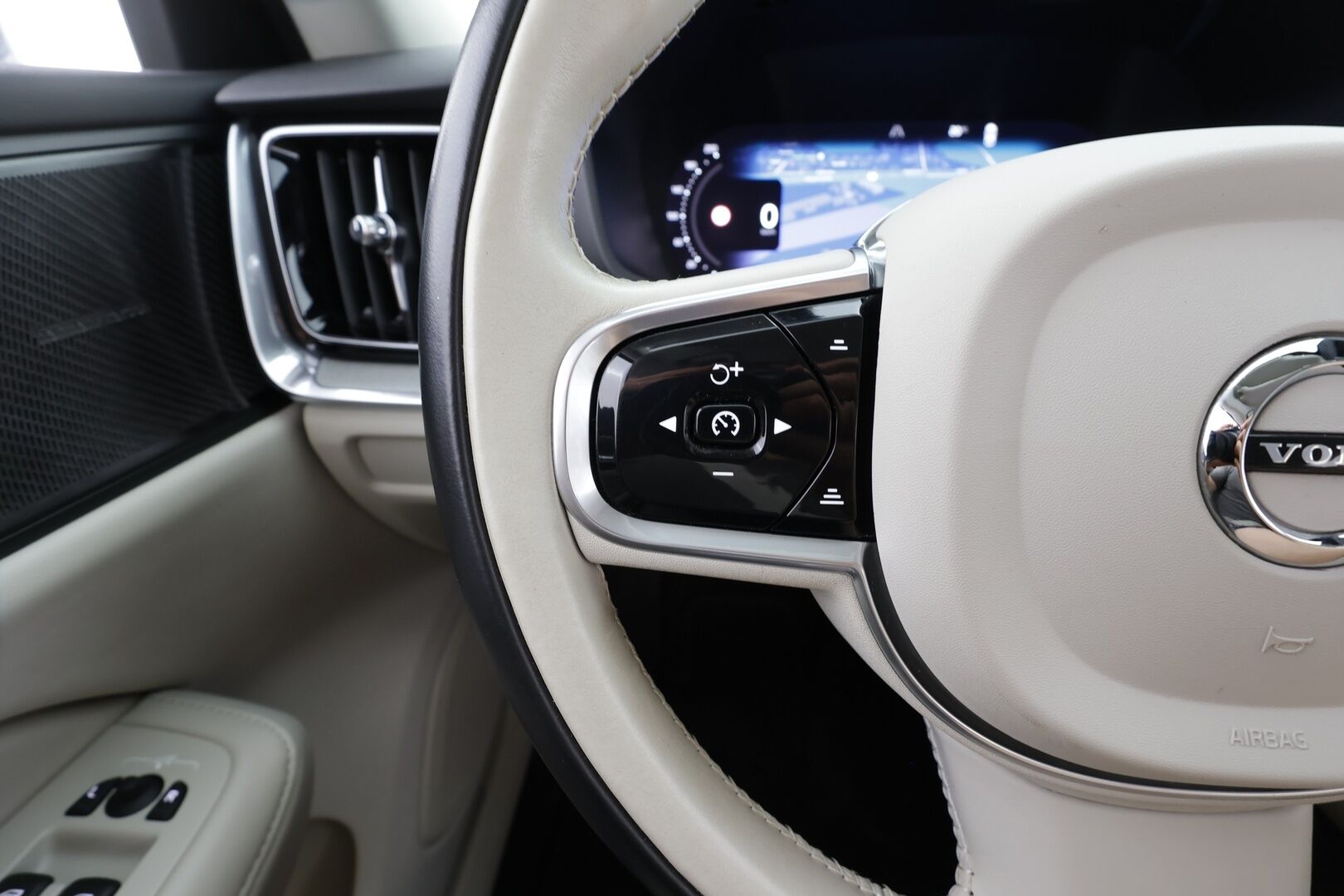 Volvo V60 2023 T6 AWD Long Range Plus Bright aut - | ACC | Koukku | H/K | Full-LED | Muistipenkit | P.Kamera | Keyless | Sporttinahat | Apple&Android | 1.Om suomi-auto | Vaalea nahkasisusta | Kahdet Renkaat |