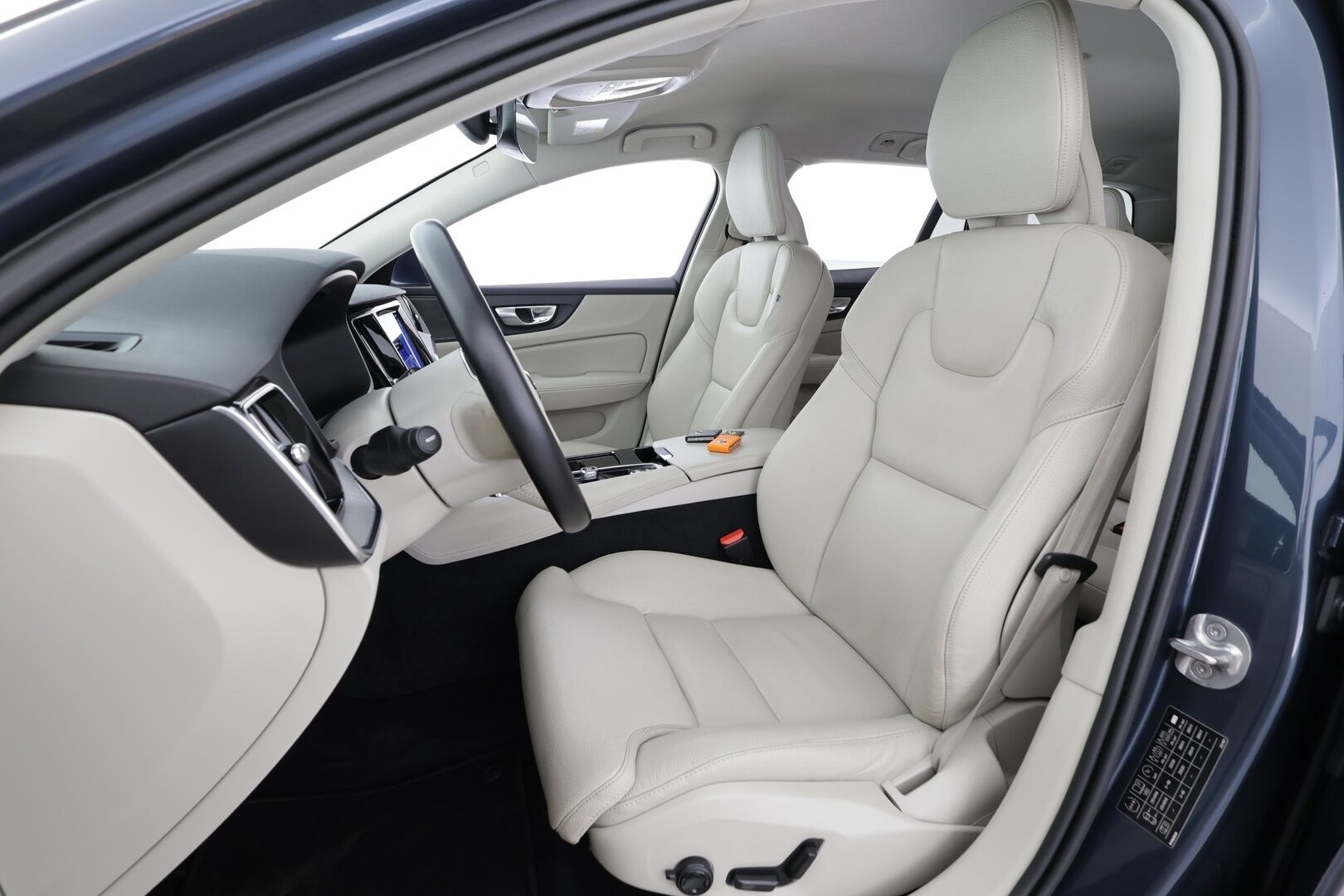 Volvo V60 2023 T6 AWD Long Range Plus Bright aut - | ACC | Koukku | H/K | Full-LED | Muistipenkit | P.Kamera | Keyless | Sporttinahat | Apple&Android | 1.Om suomi-auto | Vaalea nahkasisusta | Kahdet Renkaat |