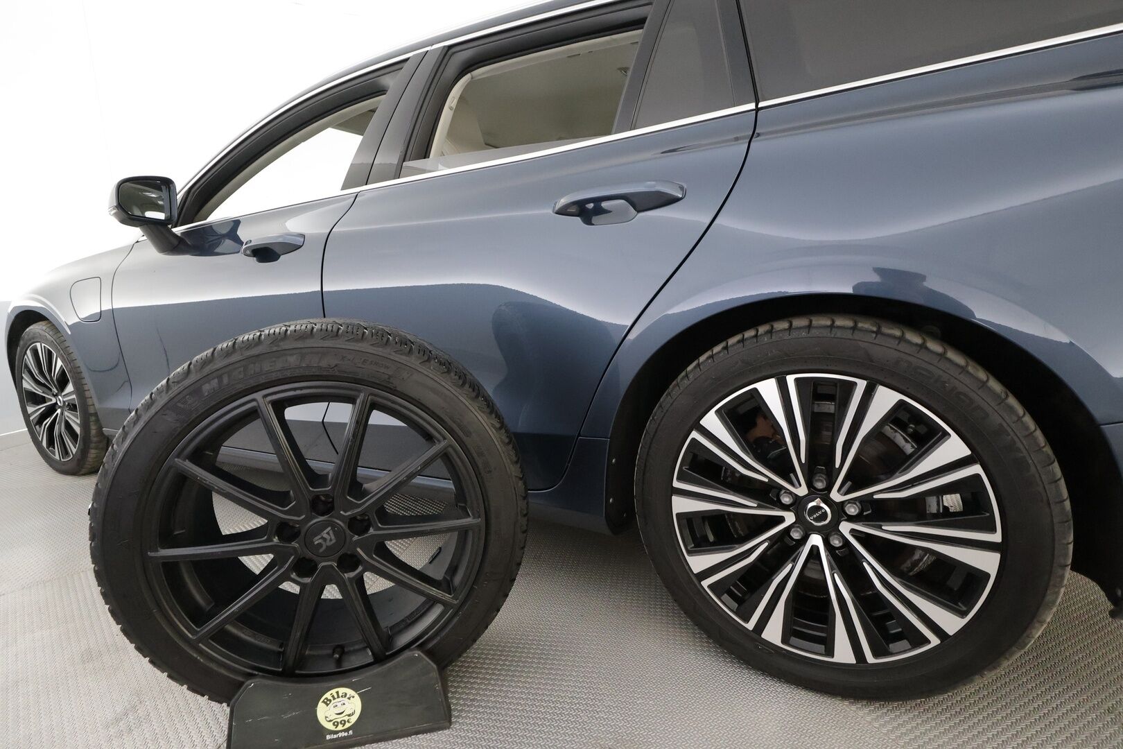 Volvo V60 2023 T6 AWD Long Range Plus Bright aut - | ACC | Koukku | H/K | Full-LED | Muistipenkit | P.Kamera | Keyless | Sporttinahat | Apple&Android | 1.Om suomi-auto | Vaalea nahkasisusta | Kahdet Renkaat |