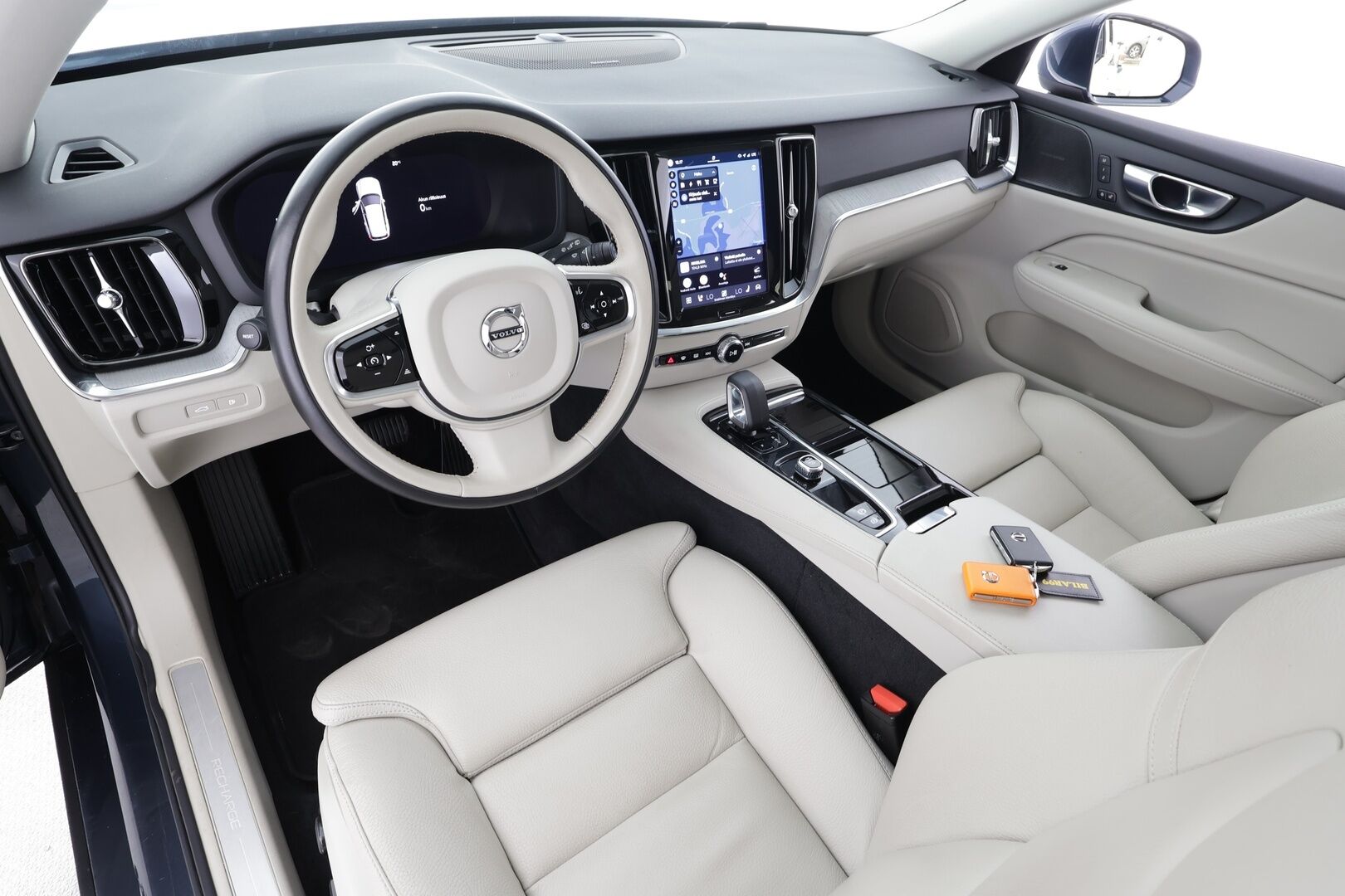 Volvo V60 2023 T6 AWD Long Range Plus Bright aut - | ACC | Koukku | H/K | Full-LED | Muistipenkit | P.Kamera | Keyless | Sporttinahat | Apple&Android | 1.Om suomi-auto | Vaalea nahkasisusta | Kahdet Renkaat |
