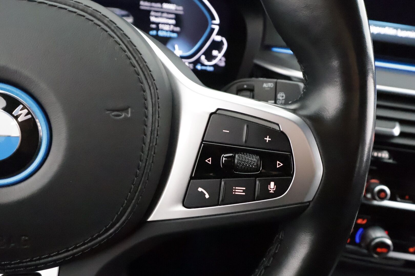 BMW 530 2022 G31 Touring A Charged Edition M Sport * H&K / ACC / LED / 360° / Sportpenkki Muistilla / Koukku / Navi / Keyless * - 2x Latauskaapelit / Kahdet renkaat / Merkkihuollettu - HULLU BLACKWEEK KORKOTARJOUS 2,49%