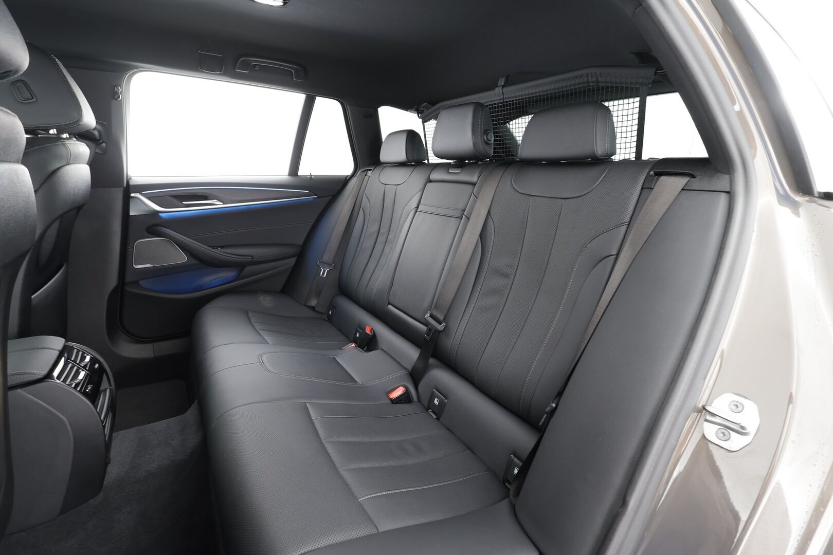 BMW 530 2022 G31 Touring A Charged Edition M Sport * H&K / ACC / LED / 360° / Sportpenkki Muistilla / Koukku / Navi / Keyless * - 2x Latauskaapelit / Kahdet renkaat / Merkkihuollettu - HULLU BLACKWEEK KORKOTARJOUS 2,49%