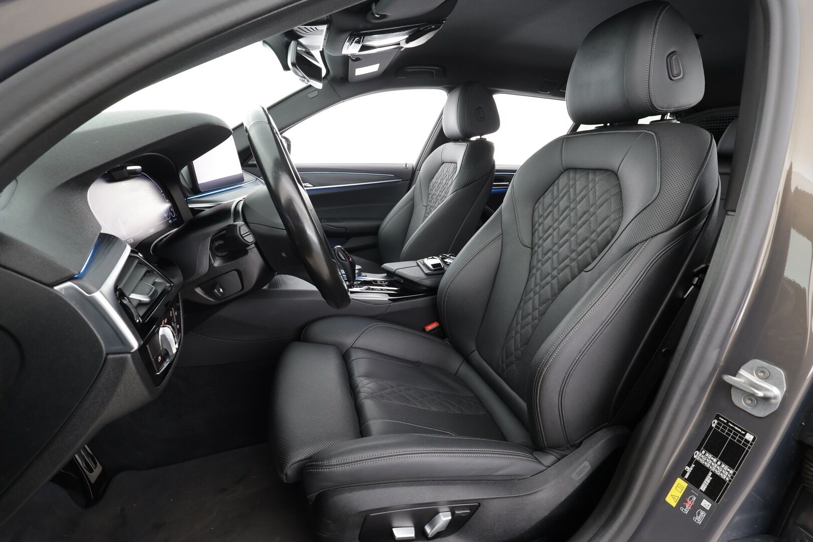 BMW 530 2022 G31 Touring A Charged Edition M Sport * H&K / ACC / LED / 360° / Sportpenkki Muistilla / Koukku / Navi / Keyless * - 2x Latauskaapelit / Kahdet renkaat / Merkkihuollettu - HULLU BLACKWEEK KORKOTARJOUS 2,49%