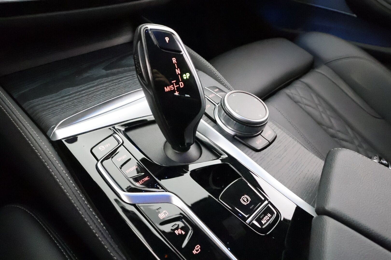 BMW 530 2022 G31 Touring A Charged Edition M Sport * H&K / ACC / LED / 360° / Sportpenkki Muistilla / Koukku / Navi / Keyless * - 2x Latauskaapelit / Kahdet renkaat / Merkkihuollettu - HULLU BLACKWEEK KORKOTARJOUS 2,49%