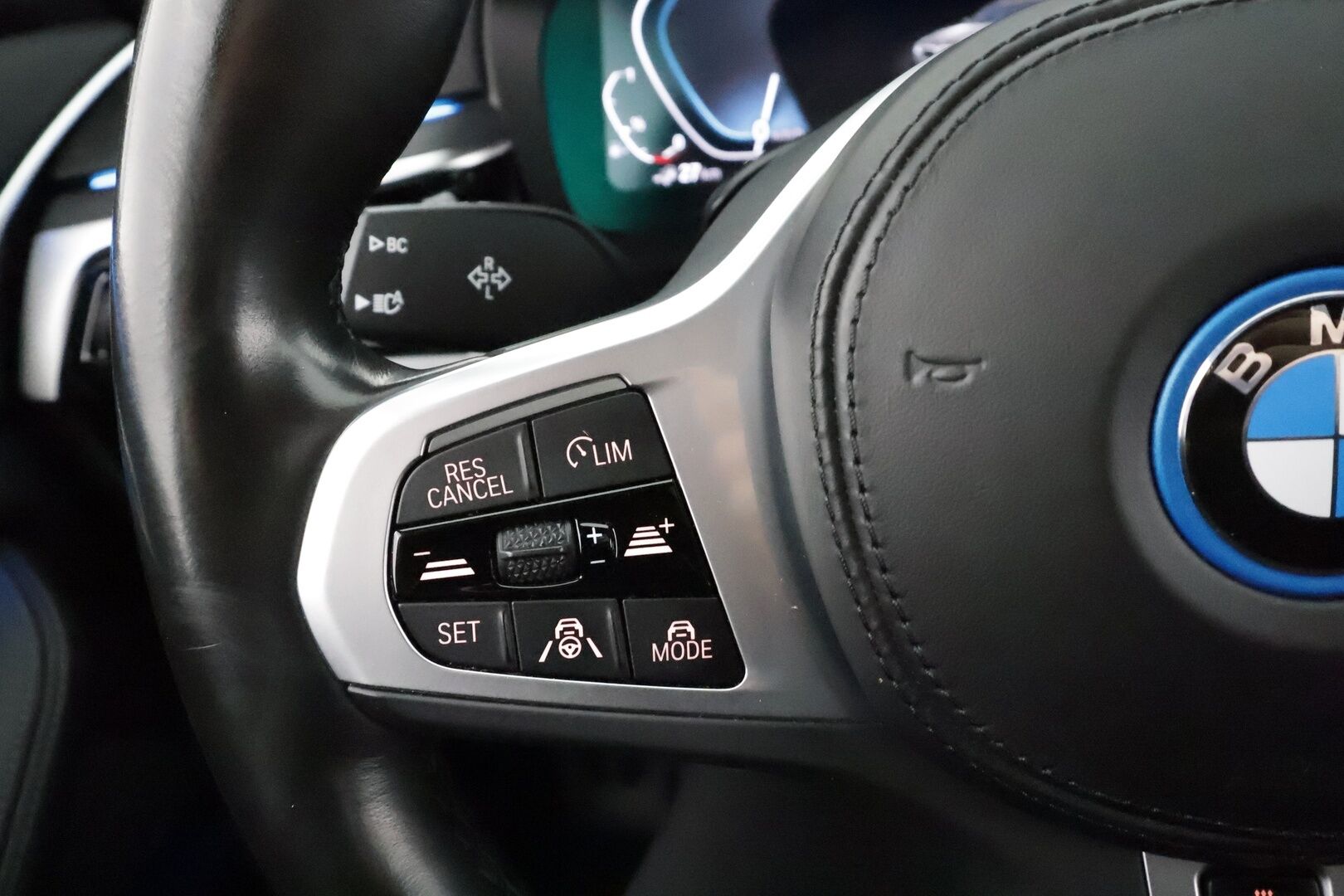 BMW 530 2022 G31 Touring A Charged Edition M Sport * H&K / ACC / LED / 360° / Sportpenkki Muistilla / Koukku / Navi / Keyless * - 2x Latauskaapelit / Kahdet renkaat / Merkkihuollettu - HULLU BLACKWEEK KORKOTARJOUS 2,49%