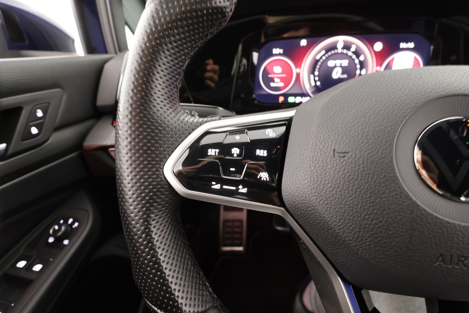 Volkswagen Golf 2023 GTE 180 kW (PHEV) DSG * Webasto / ACC / Matrix-LED / Ilmastoitu Sportpenkki Muistilla / P.kamera / Navi / Kaistavahti * - 1-om suomi-auto / Akku kuntotarkastettu! / 2x Latauskaapelit / Kahdet renkaat