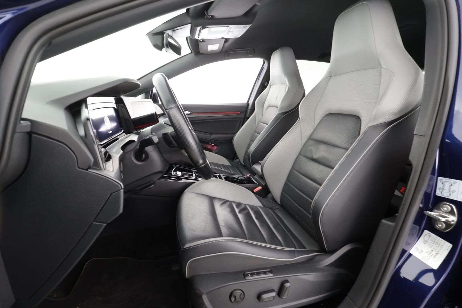 Volkswagen Golf 2023 GTE 180 kW (PHEV) DSG * Webasto / ACC / Matrix-LED / Ilmastoitu Sportpenkki Muistilla / P.kamera / Navi / Kaistavahti * - 1-om suomi-auto / Akku kuntotarkastettu! / 2x Latauskaapelit / Kahdet renkaat