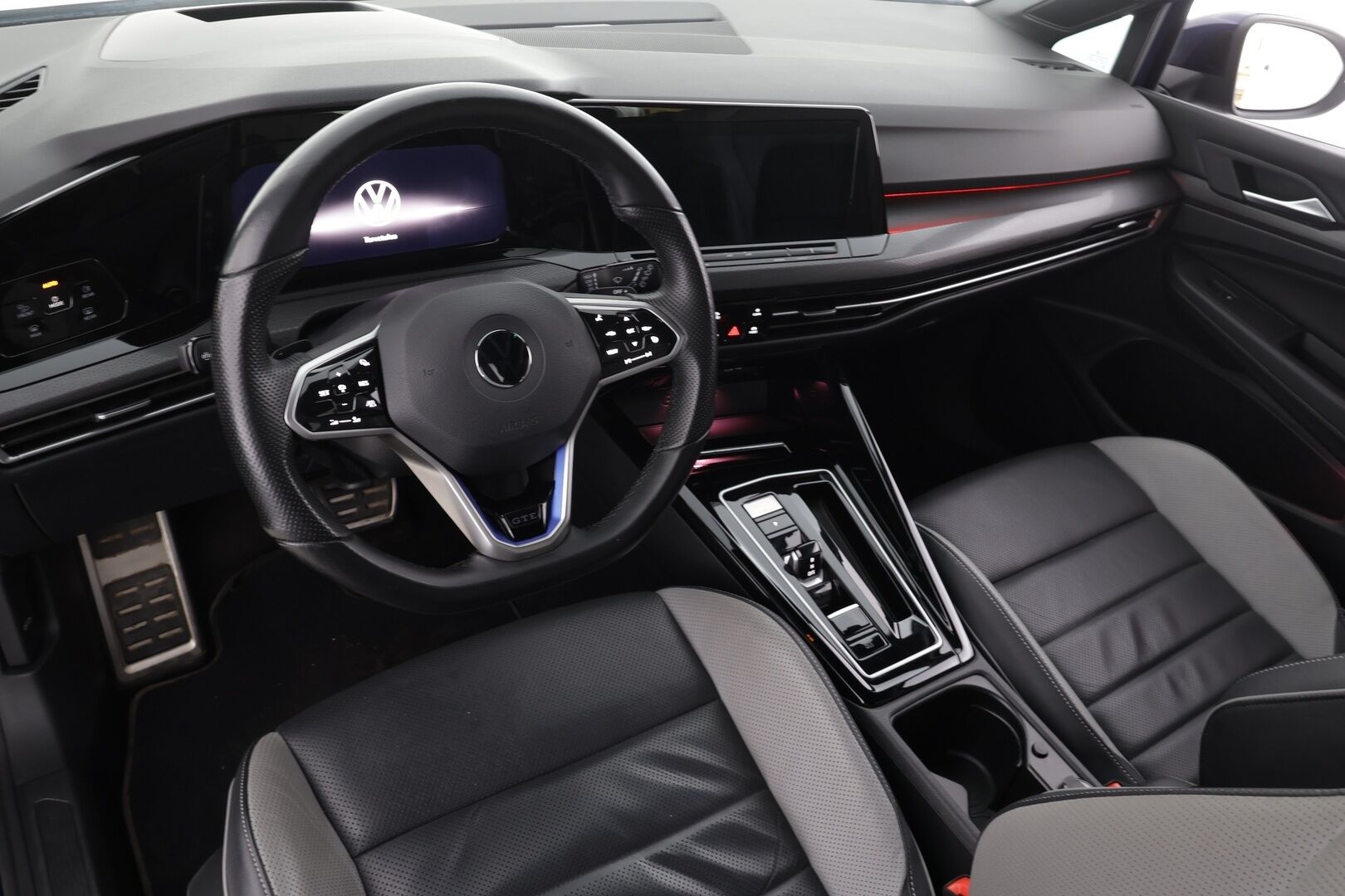 Volkswagen Golf 2023 GTE 180 kW (PHEV) DSG * Webasto / ACC / Matrix-LED / Ilmastoitu Sportpenkki Muistilla / P.kamera / Navi / Kaistavahti * - 1-om suomi-auto / Akku kuntotarkastettu! / 2x Latauskaapelit / Kahdet renkaat