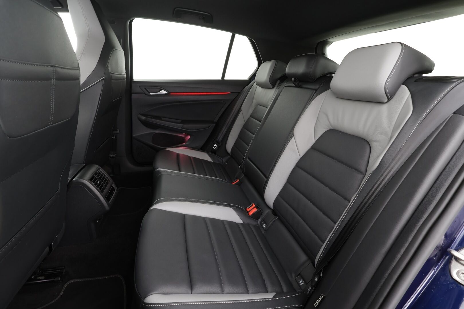 Volkswagen Golf 2023 GTE 180 kW (PHEV) DSG * Webasto / ACC / Matrix-LED / Ilmastoitu Sportpenkki Muistilla / P.kamera / Navi / Kaistavahti * - 1-om suomi-auto / Akku kuntotarkastettu! / 2x Latauskaapelit / Kahdet renkaat