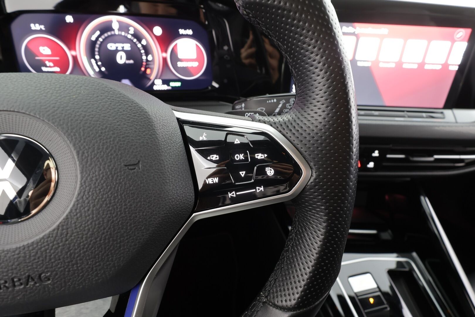 Volkswagen Golf 2023 GTE 180 kW (PHEV) DSG * Webasto / ACC / Matrix-LED / Ilmastoitu Sportpenkki Muistilla / P.kamera / Navi / Kaistavahti * - 1-om suomi-auto / Akku kuntotarkastettu! / 2x Latauskaapelit / Kahdet renkaat