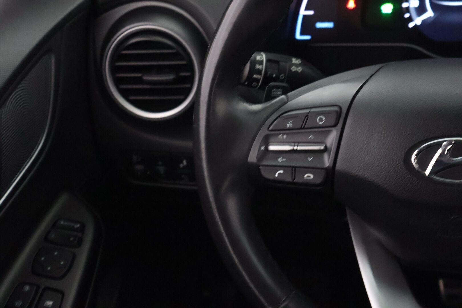 HYUNDAI KONA 2020 Electric 64 kWh 204 hv Style - Lämpöpumppu / Adapt.Vakkari / HUD / Krell Premum Audio / Peruutuskamera / Adapt.LED / Apple&Android / 2x Renkaat alkuperäisvantein!