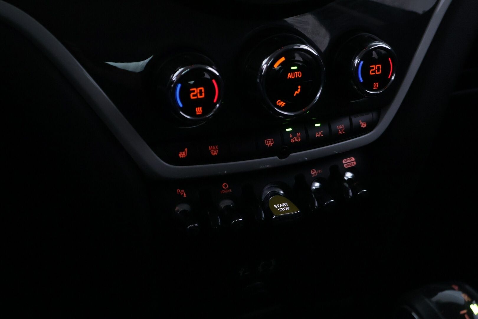 Mini Countryman 2018 Cooper SE ALL4 Essential - ACC | Lohkolämmitin | Sähk. takaluukku | Navi | 2x latauskaapelit | 2x renkaat & aluvanteet