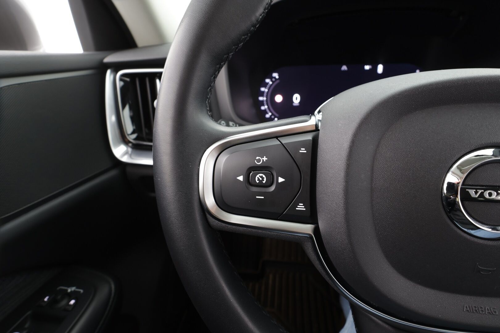 Volvo V60 2023 B3 MHEV Business Core DCT aut - ACC | VOC | Navi | Suomi-auto / Kahdet Renkaat / Merkkihuollettu