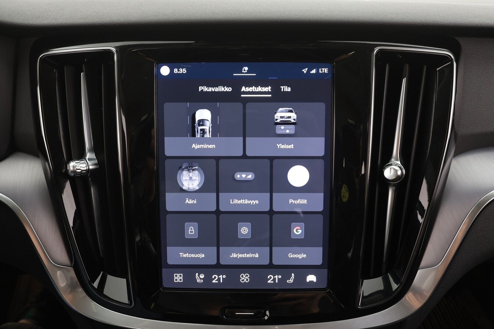 Volvo V60 2023 B3 MHEV Business Core DCT aut - ACC | VOC | Navi | Suomi-auto / Kahdet Renkaat / Merkkihuollettu