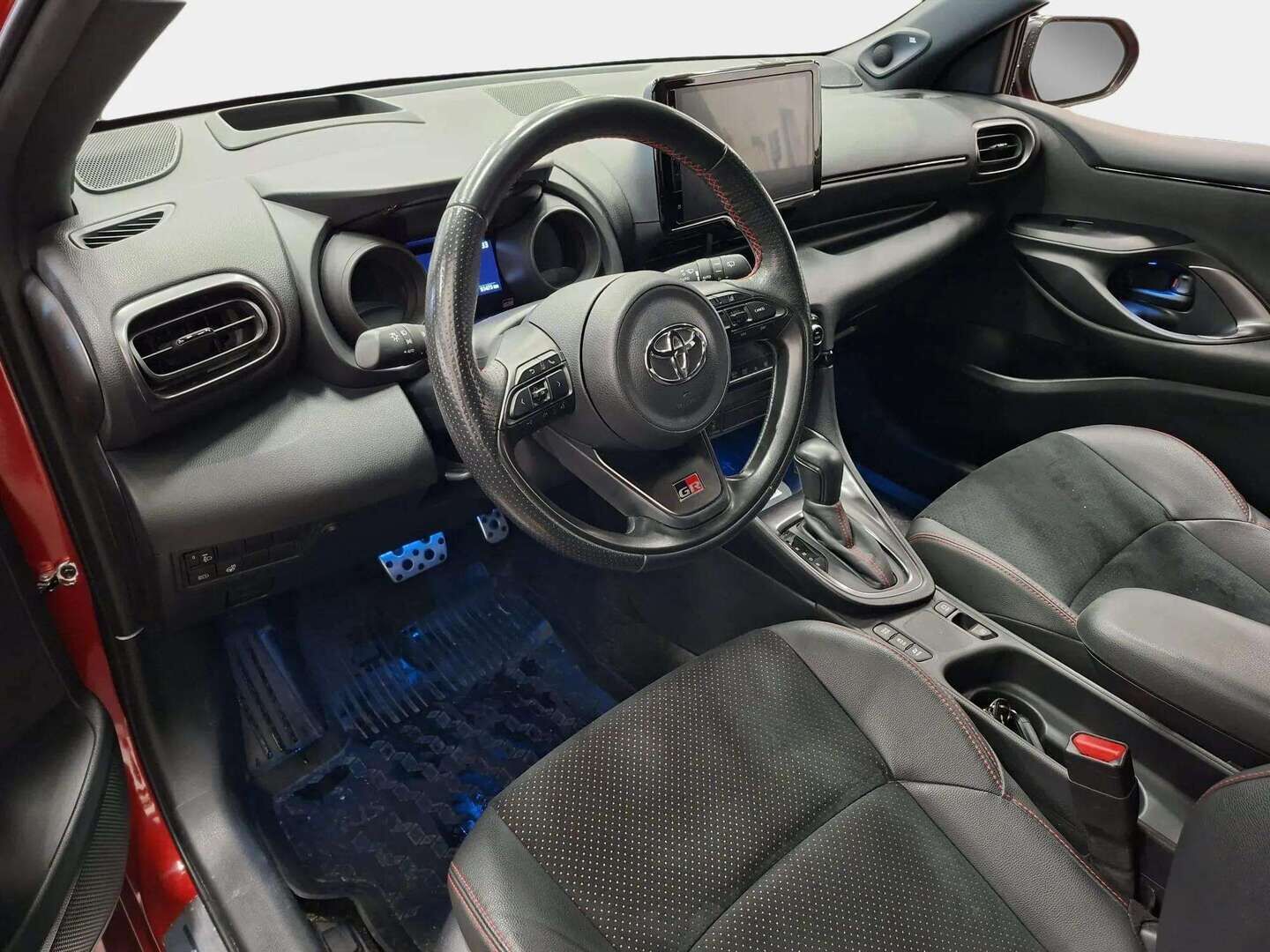 Toyota Yaris 2023 1,5 Hybrid GR Sport - | ACC | HUD | BLIS | Navi | LED-ajovalot | JBL Premium Audio | Kaistavahti | P.kamera + tutkat | Lämmitettävä ohjauspyörä | Lohko- ja sisätilanlämmitin | Suomi-auto | Juuri huollettu kattavasti! | 