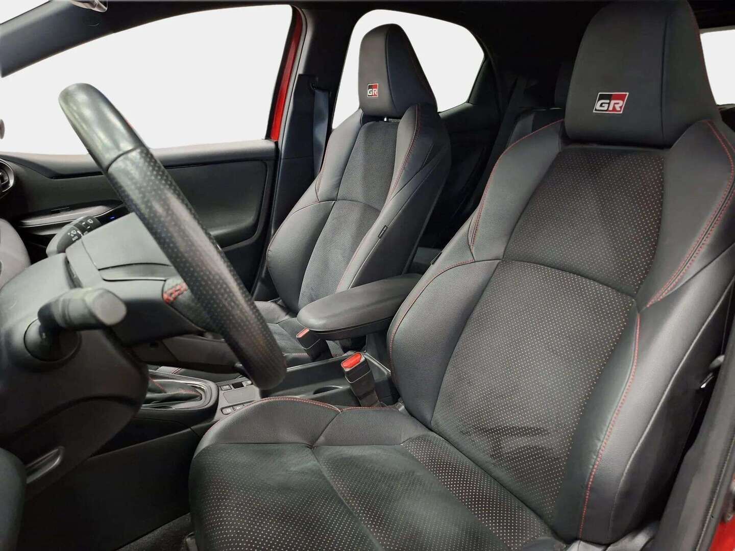 Toyota Yaris 2023 1,5 Hybrid GR Sport - | ACC | HUD | BLIS | Navi | LED-ajovalot | JBL Premium Audio | Kaistavahti | P.kamera + tutkat | Lämmitettävä ohjauspyörä | Lohko- ja sisätilanlämmitin | Suomi-auto | Juuri huollettu kattavasti! | 