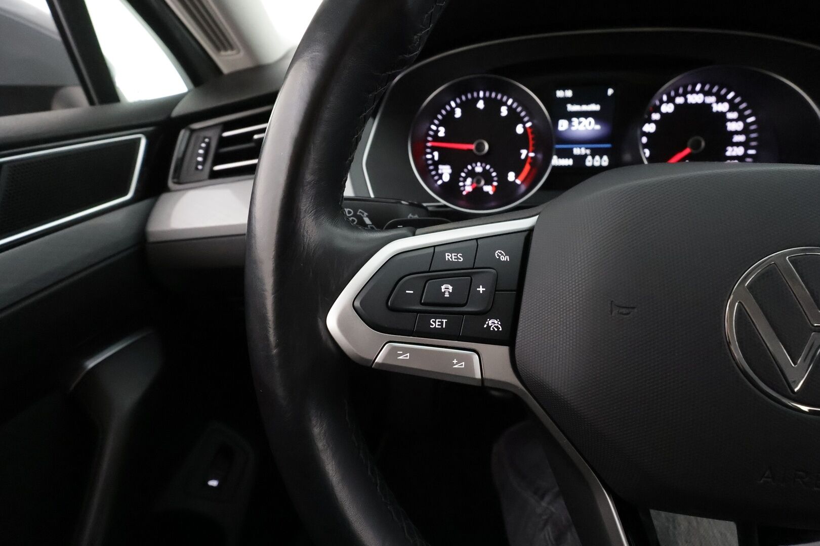 Volkswagen Passat 2023 Variant Comfort Business 1,5 TSI EVO 110 kW DSG * Webasto / ACC / LED / P.tutkat / Kaistavahti * - 1-om Suomi-auto / Kahdet renkaat aluvanteilla - HULLUT AVAJAISHULINAT KORKOTARJOUS 3,29 %