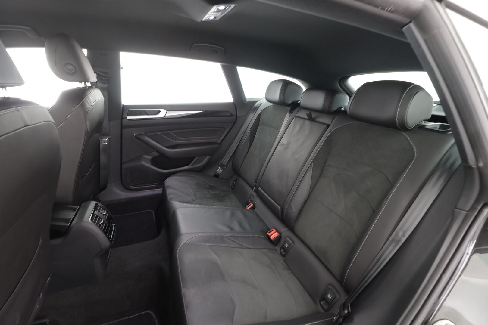 Volkswagen Arteon 2023 Shooting Brake R-Line Business eHybrid 160 kW DSG - KATSO MIHIN HINTAAN TARJOLLA! | ACC | HUD | 360° | Webasto | Koukku | Adapt.LED | Keyless | 1.Om Suomi-auto | Kahdet renkaat aluvanteilla | Merkkihuollettu