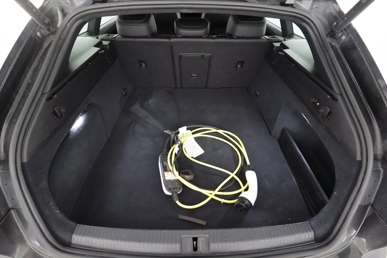 Volkswagen Arteon 2023 Shooting Brake R-Line Business eHybrid 160 kW DSG - KATSO MIHIN HINTAAN TARJOLLA! | ACC | HUD | 360° | Webasto | Koukku | Adapt.LED | Keyless | 1.Om Suomi-auto | Kahdet renkaat aluvanteilla | Merkkihuollettu