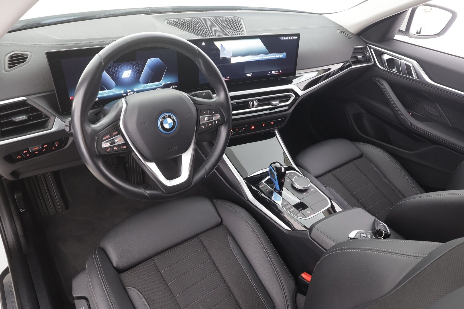 BMW i4 2023 eDrive40 - 1OM Suomiauto | Vetokoukku | ACC | Widescreen | Peruutuskamera | Adapt.LED | Puolinahat | Sporttipenkit | 2x Renkaat Aluvantein!