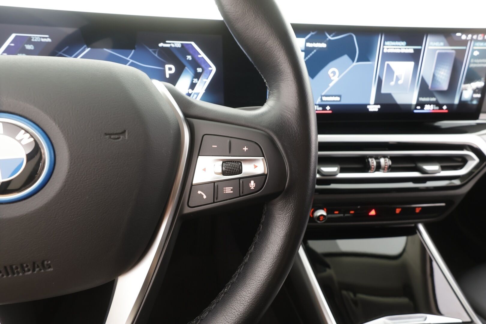 BMW i4 2023 eDrive40 - 1OM Suomiauto | Vetokoukku | ACC | Widescreen | Peruutuskamera | Adapt.LED | Puolinahat | Sporttipenkit | 2x Renkaat Aluvantein!