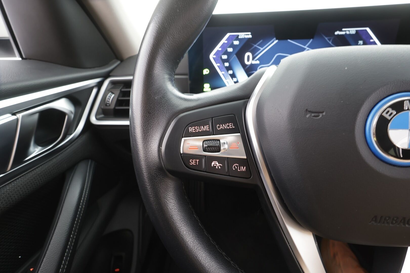 BMW i4 2023 eDrive40 - 1OM Suomiauto | Vetokoukku | ACC | Widescreen | Peruutuskamera | Adapt.LED | Puolinahat | Sporttipenkit | 2x Renkaat Aluvantein!