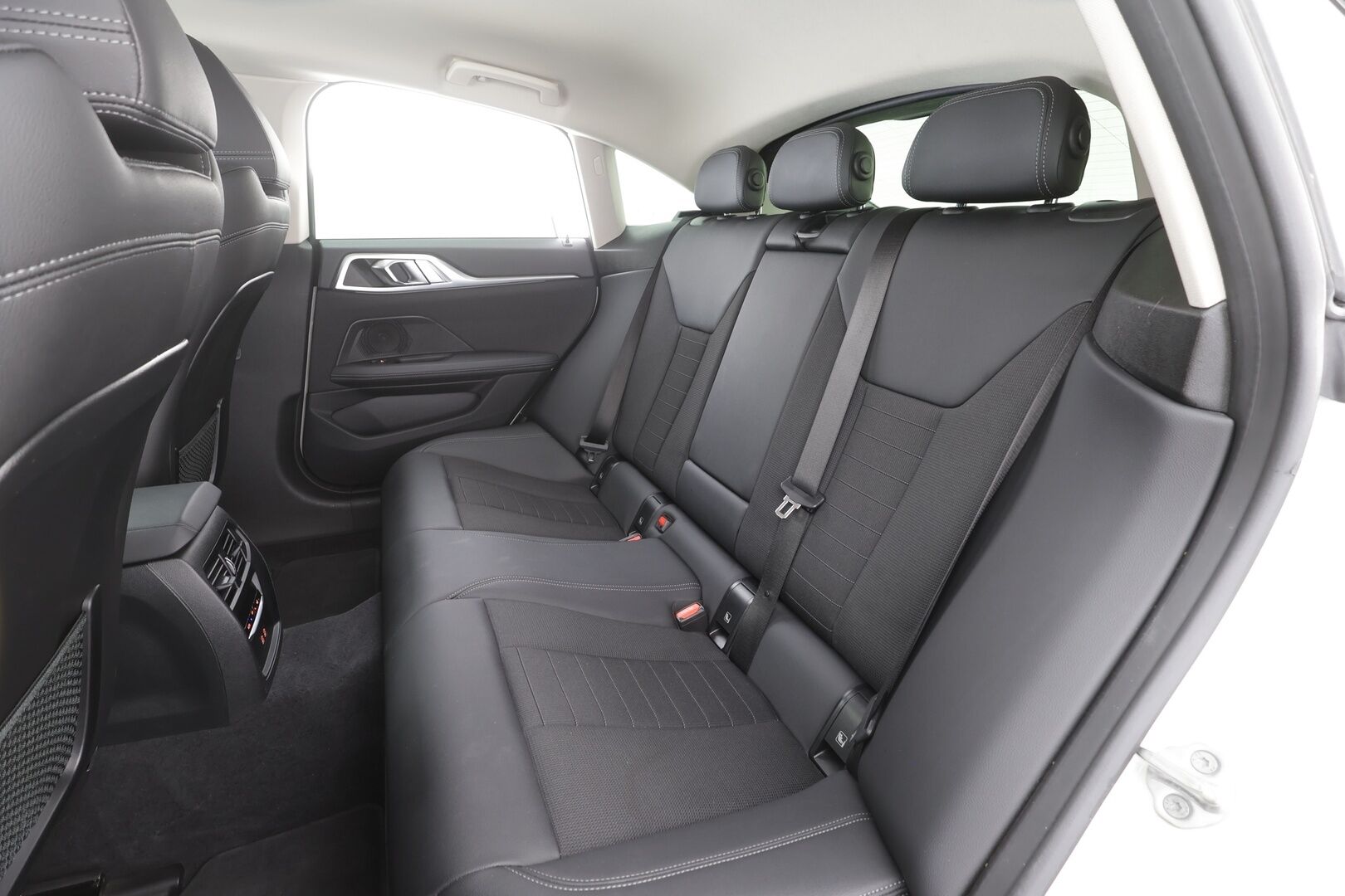 BMW i4 2023 eDrive40 - 1OM Suomiauto | Vetokoukku | ACC | Widescreen | Peruutuskamera | Adapt.LED | Puolinahat | Sporttipenkit | 2x Renkaat Aluvantein!