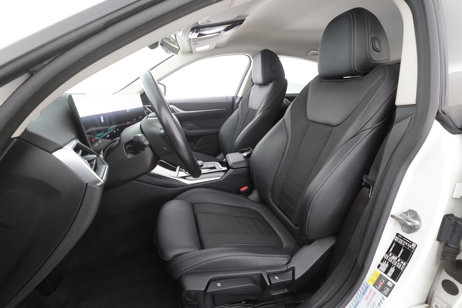 BMW i4 2023 eDrive40 - 1OM Suomiauto | Vetokoukku | ACC | Widescreen | Peruutuskamera | Adapt.LED | Puolinahat | Sporttipenkit | 2x Renkaat Aluvantein!