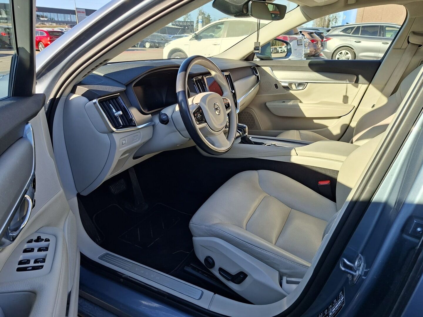 Volvo V90 2017 D5 AWD Inscription aut * Webasto / ACC / HUD / Koukku / Sporttinahat * - HULLUT AVAJAISHULINAT KORKOTARJOUS 3,29 %