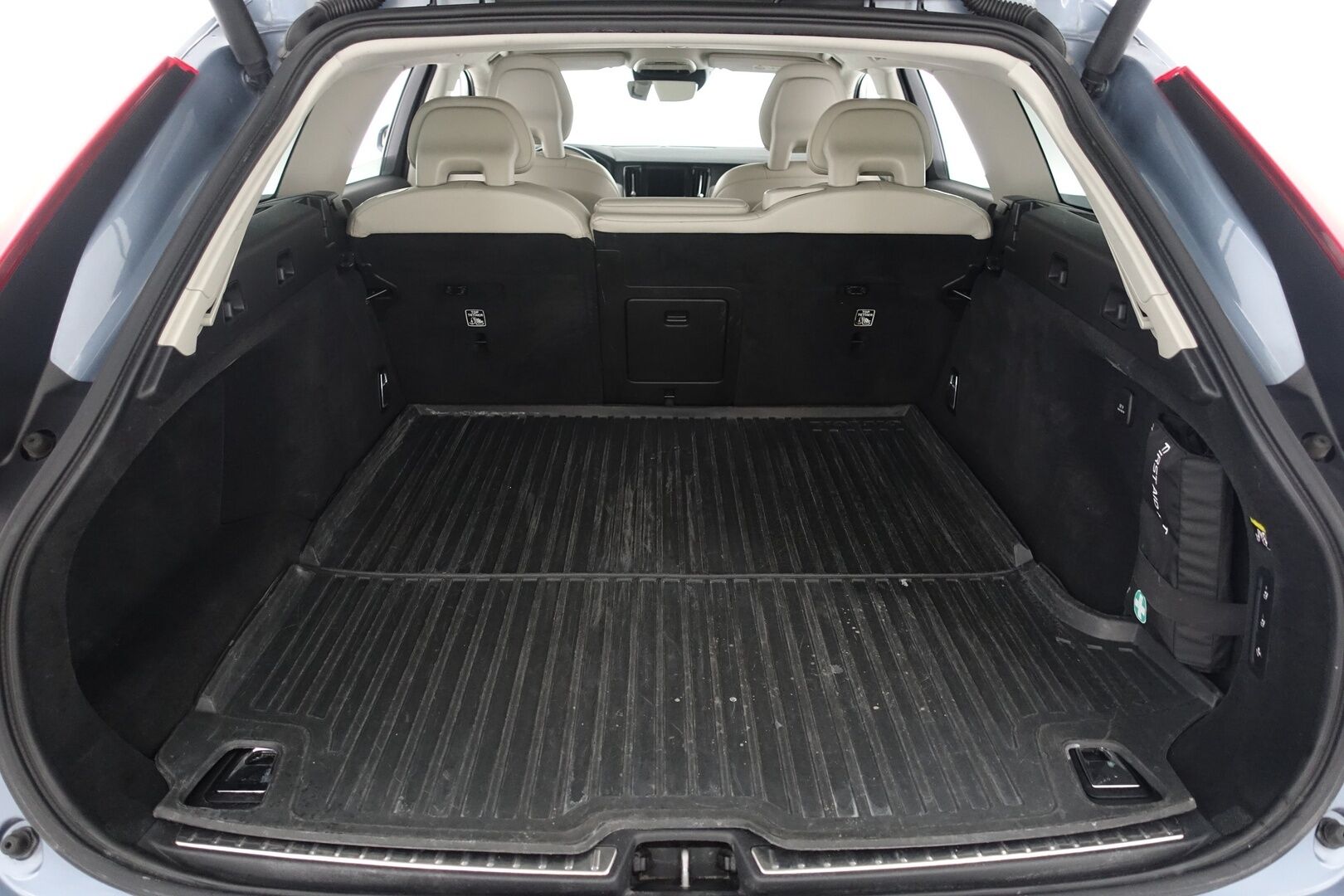 Volvo V90 2017 D5 AWD Inscription aut - | Webasto | ACC | HUD | 360-kamera | Nahkasisusta | Koukku | High Performance Audio | EI ADBLUETA! | Hihna vaihdettu 2025 | 2x renkaat ja vanteet 