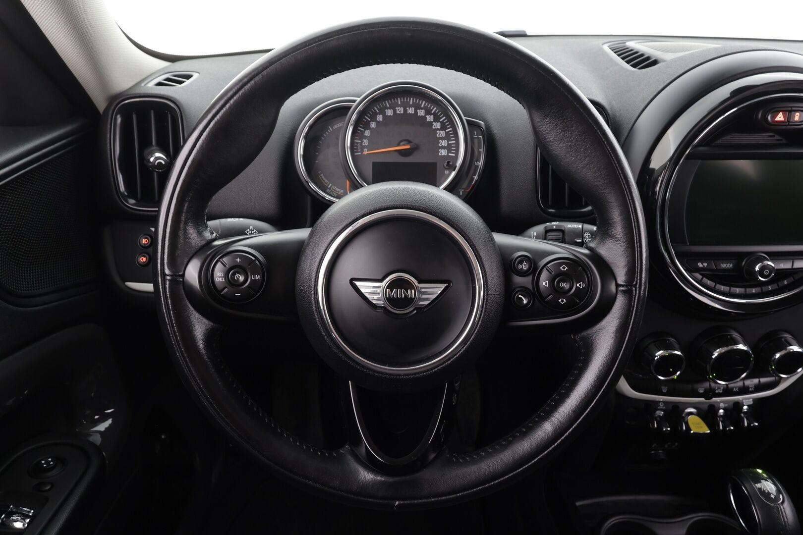 Mini Countryman 2018 Cooper S E ALL4 * LED / P.tutka / Navi / Vakkari / Bluetooth * - Kahdet renkaat aluvanteilla 