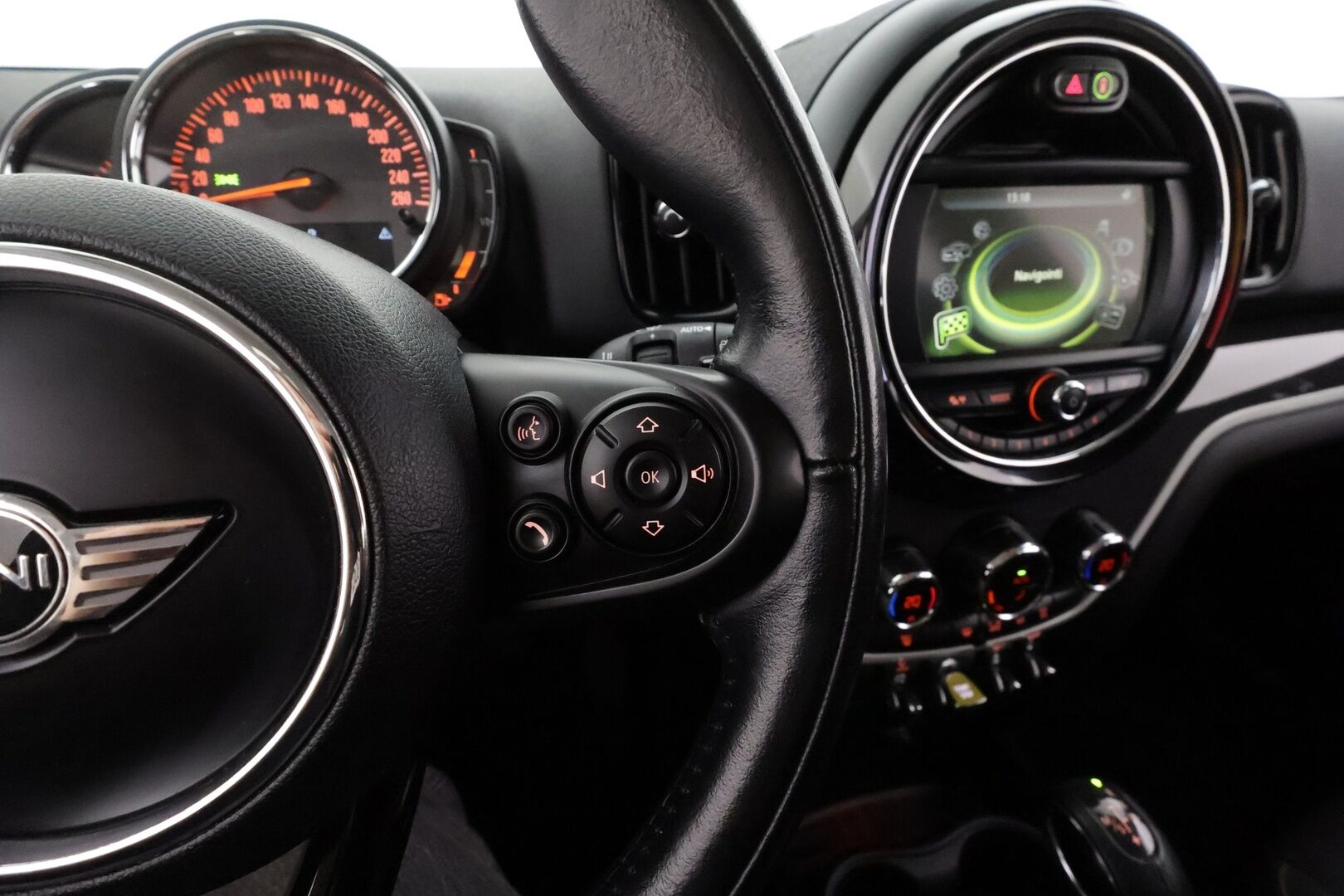 Mini Countryman 2018 Cooper S E ALL4 * LED / P.tutka / Navi / Vakkari / Bluetooth * - Kahdet renkaat aluvanteilla 