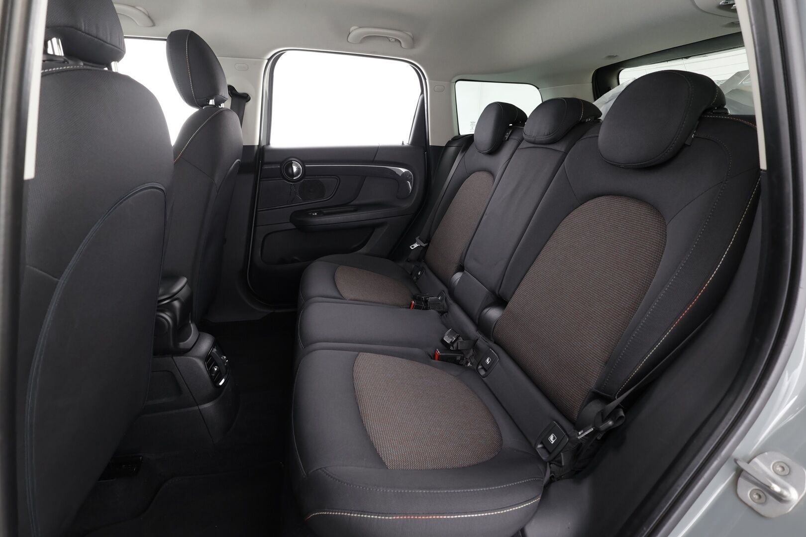 Mini Countryman 2018 Cooper S E ALL4 * LED / P.tutka / Navi / Vakkari / Bluetooth * - Kahdet renkaat aluvanteilla 