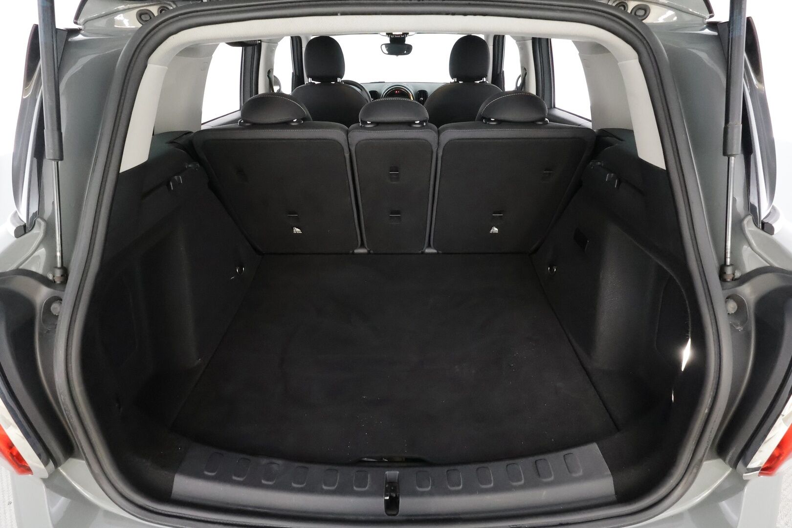 Mini Countryman 2018 Cooper S E ALL4 * LED / P.tutka / Navi / Vakkari / Bluetooth * - Kahdet renkaat aluvanteilla 