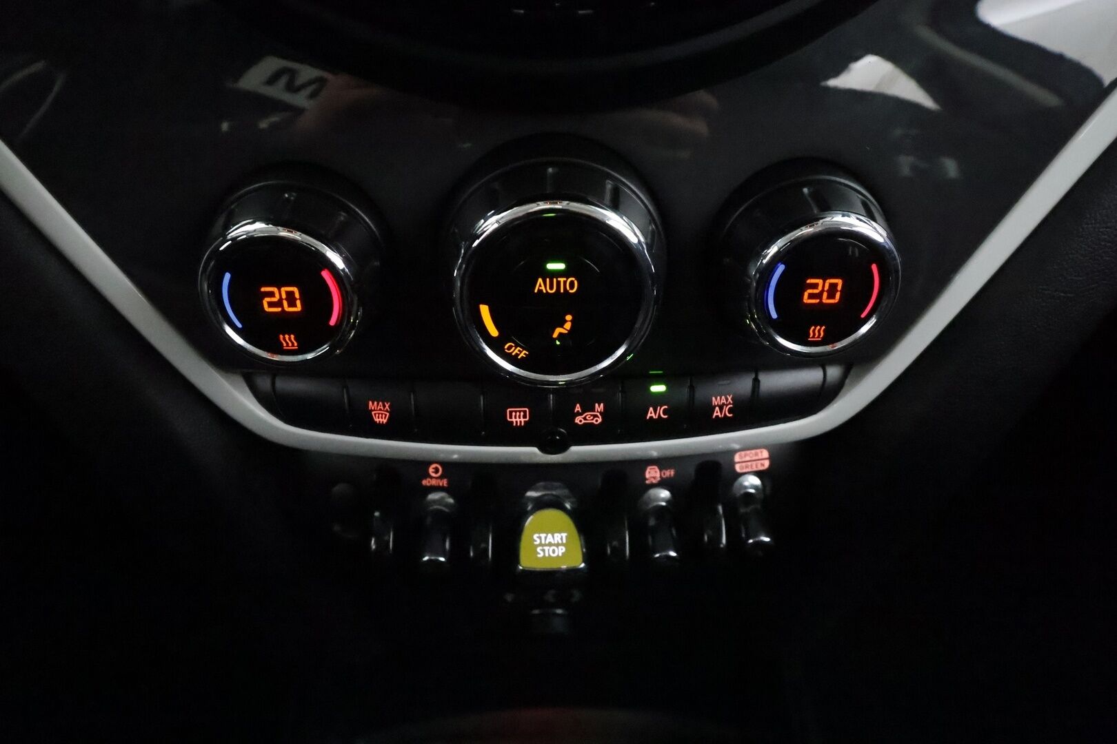 Mini Countryman 2018 Cooper S E ALL4 * LED / P.tutka / Navi / Vakkari / Bluetooth * - Kahdet renkaat aluvanteilla 
