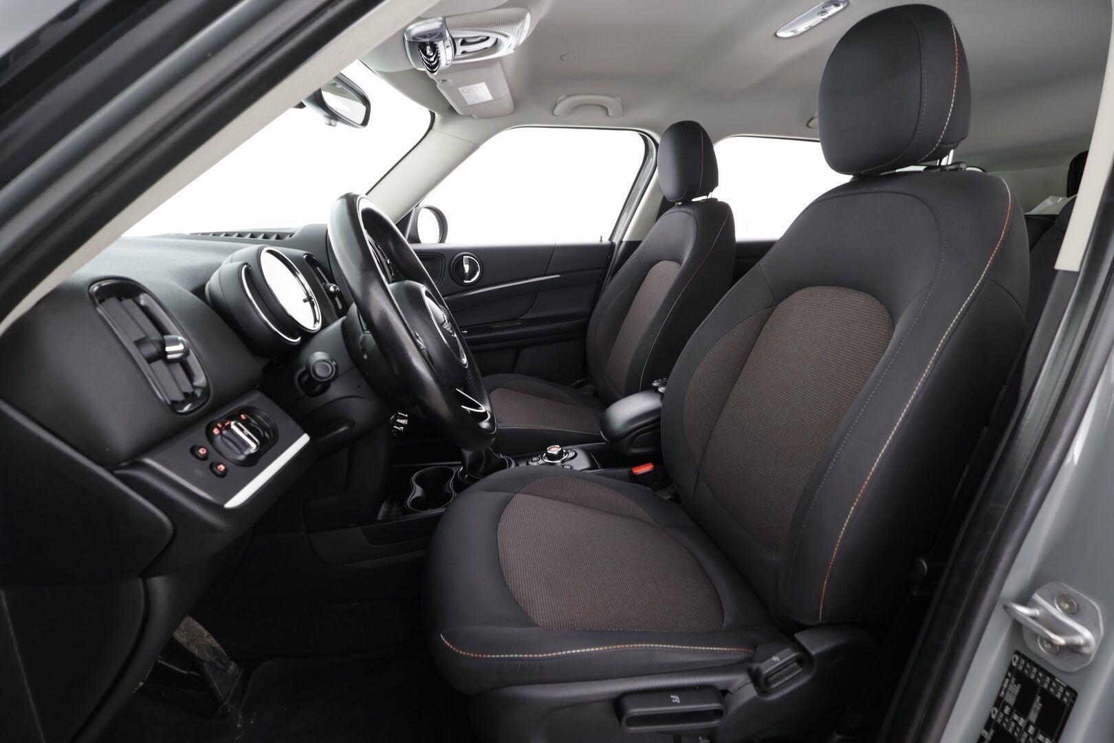 Mini Countryman 2018 Cooper S E ALL4 * LED / P.tutka / Navi / Vakkari / Bluetooth * - Kahdet renkaat aluvanteilla 