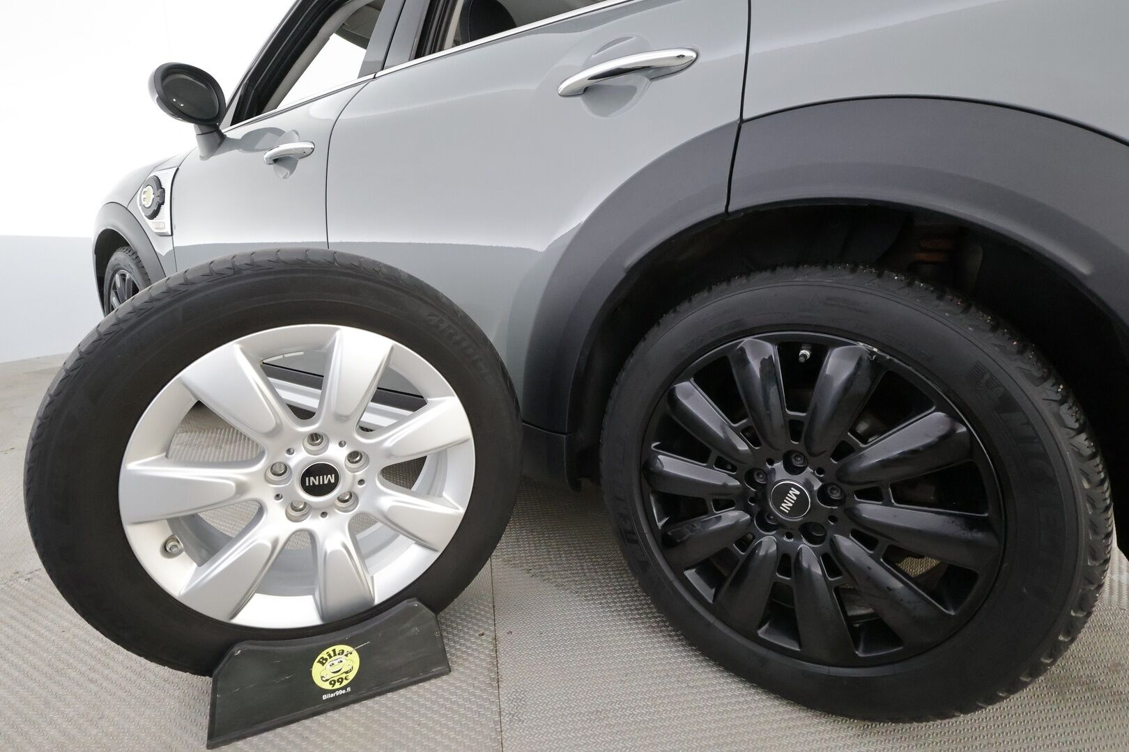 Mini Countryman 2018 Cooper S E ALL4 * LED / P.tutka / Navi / Vakkari / Bluetooth * - Kahdet renkaat aluvanteilla 