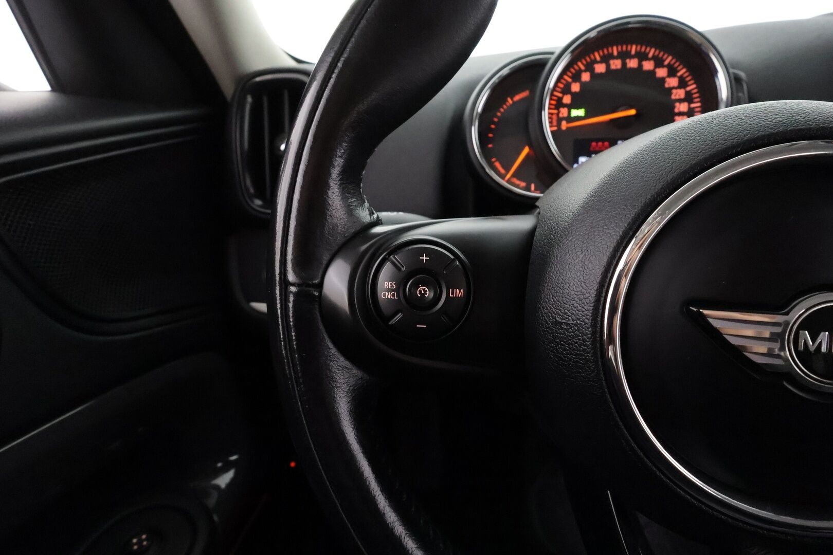 Mini Countryman 2018 Cooper S E ALL4 * LED / P.tutka / Navi / Vakkari / Bluetooth * - Kahdet renkaat aluvanteilla 