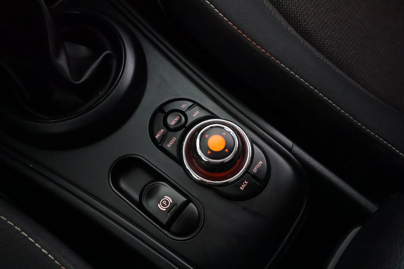 Mini Countryman 2018 Cooper S E ALL4 * LED / P.tutka / Navi / Vakkari / Bluetooth * - Kahdet renkaat aluvanteilla 